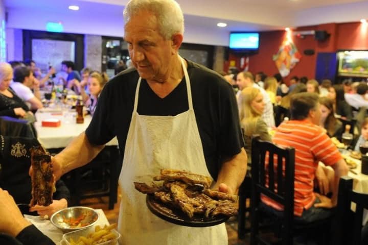 3. Juan Caschetto sirviendo en uno de sus restaurantes. Foto - Olé