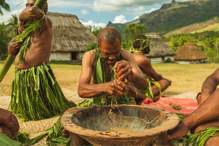 3. Tribu preparando kava. Foto - Turismo en Fiji (Facebook)