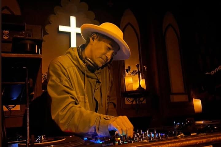 3. Hidemasa Otani de DJ en The Church. Foto - @道玄坂教会 (Iglesia Dogenzaka) (Instagram)