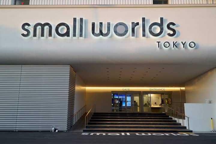 3. Fachada del Small World Tokio. Foto - パイフォトニクス株式会社 (Pi fotónica Co., Ltd.) (Facebook)