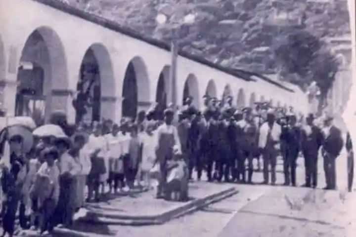 4. Habitantes de Tenango en ceremonia cívica en 1921, zona que Oviedo esperaba tomar como insurgente, junto con el Centro de Toluca. Foto - La Crónica de Tenango del Valle - WordPress