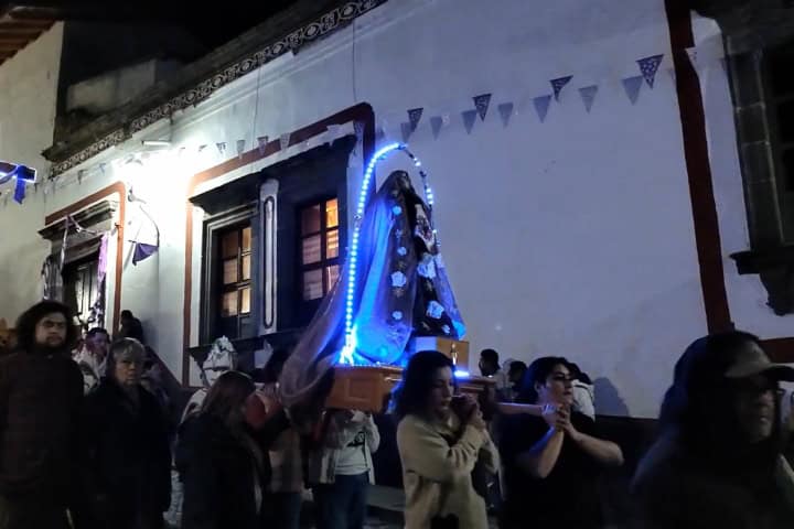 4. Mujeres llevando a una Dolorosa durante la procesión. Foto - El Gordo y El Gordo (YouTube)