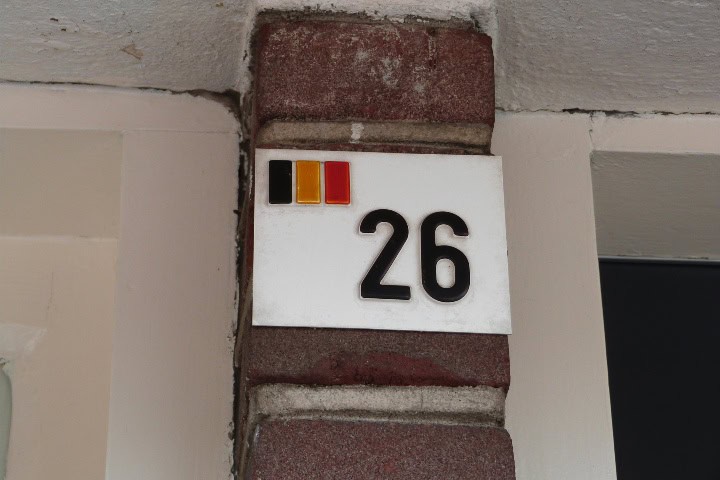 4. Número de casa con bandera Bélgica, perteneciente a BaarleHertog. Foto - JohntheGo.com