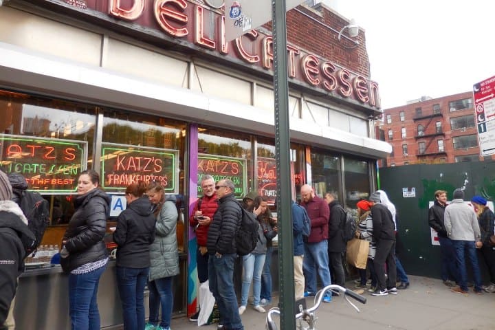 4. Gente abarrotada en el deli Kats´z en NYC. Foto - Jeremiah's Vanishing New York (Blogger)