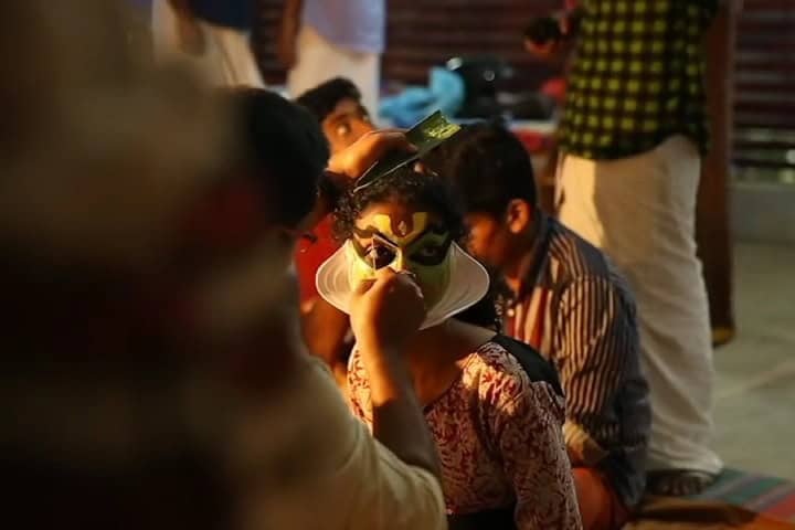 5. Preparando maquillaje para una actuación en una escuela de Kathakali. Foto - Kathakali School, Thrissur, Kerala, India (Youtube)