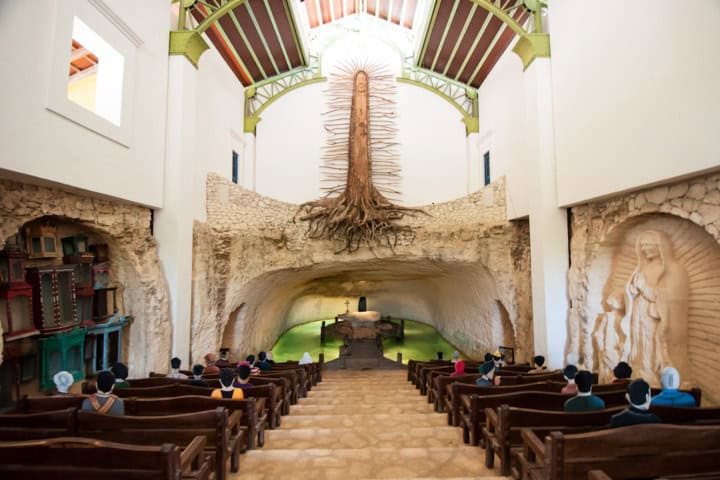 6. Figuras de madera talladas sentadas en dentro de la Capilla en Xcaret. Foto - Fotonazos