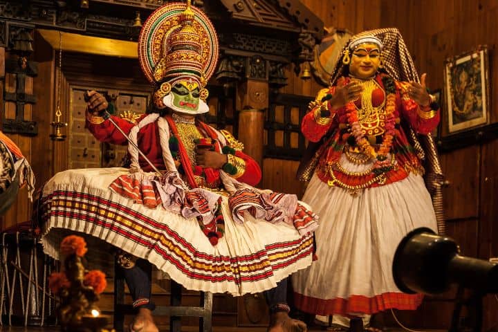 6. Actuación de Kathakali alumbrados por una lámpara de aceite y algunas luces tenues. Foto - Expedia.com.ar