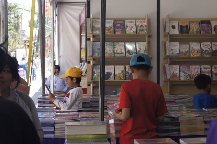 6. Niños en stand de la FiLiAZ. Foto - El Souvenir