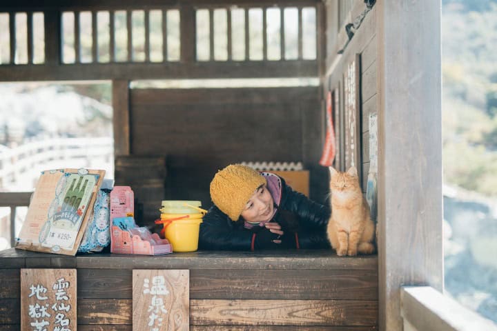 6. Mujer con un gato en Unzen. Foto - つむぐ つなぐ うんぜん (Tsumugu Conecta Unzen)