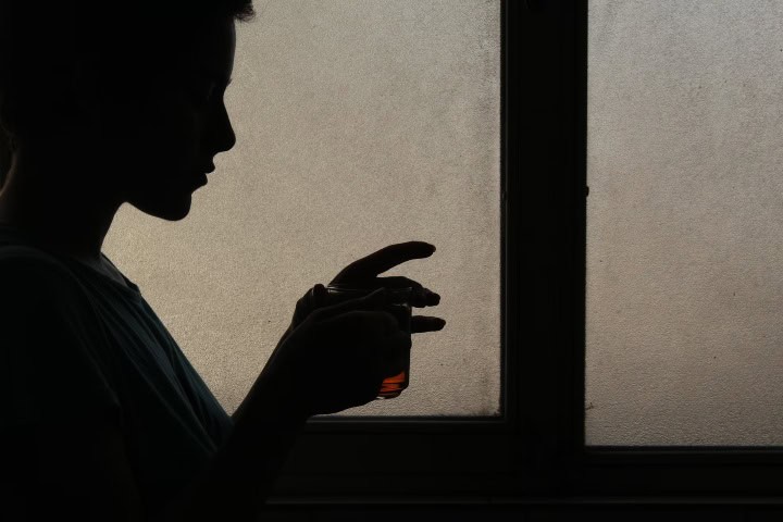 6. Mujer bebiendo vaso de whisky. Foto - samane mohammadi (Unsplash)