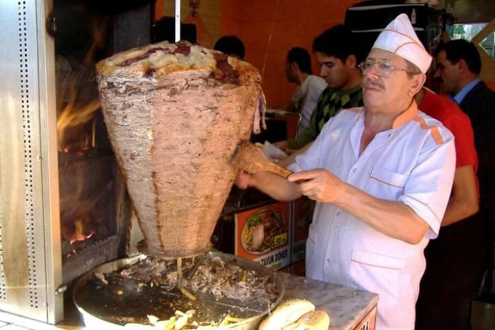 7. Cocinero girando trompo de kebab. Foto - Главком