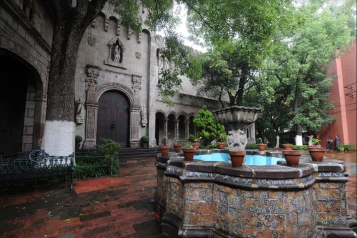 7.- Jardín de la residencia de los Jáuregui con una fuente al frente de la capilla. Foto - MXC