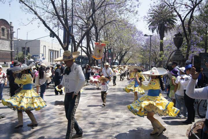 7. Comparsa de Caporales "Los Auténticos", acompañando al Desfile de Artesanos. Foto - El Souvenir