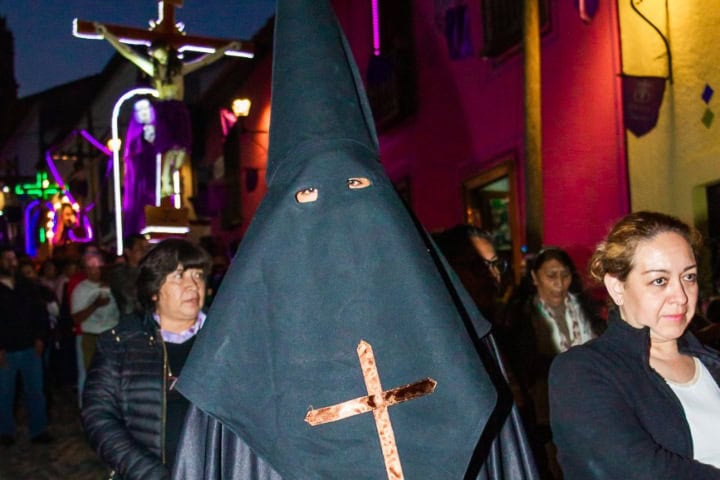 7. Encapuchado de la Procesión de Cristos. Foto - Tlalpujahua Mágico (Facebook)