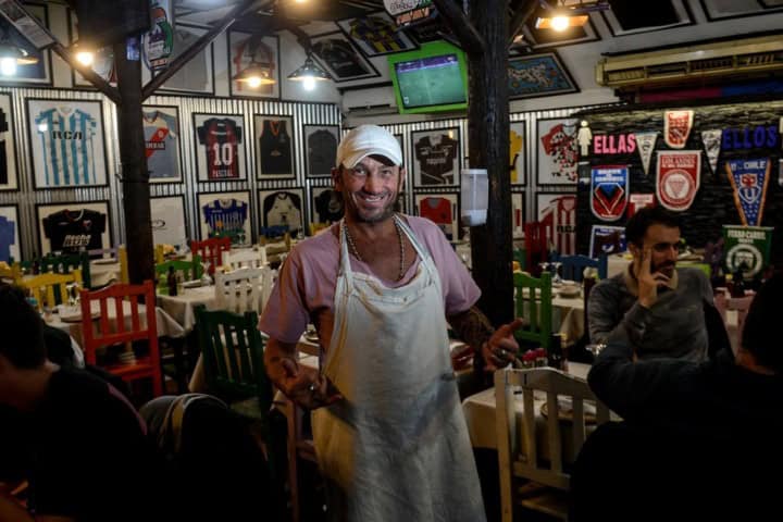 7. Fabio Caschetto sirviendo en su restaurante Parrilla el Tano. Foto - Clarin.com