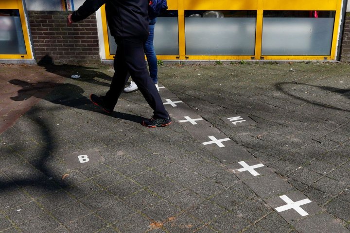 7. Personas cruzando frontera en Baarle. Foto - El Confidencial