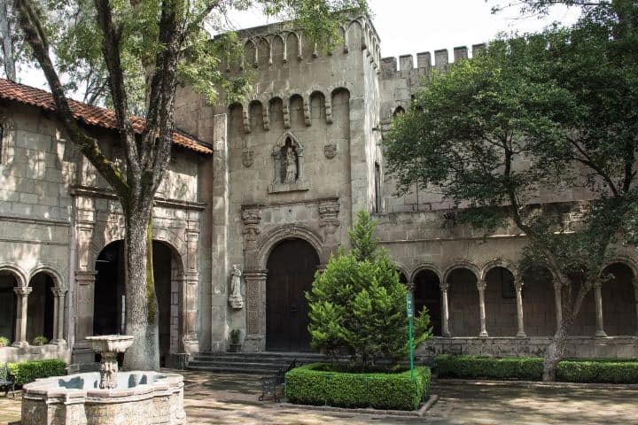 8.- . Puerta barroca de la capilla del instituto. Foto - Architectural Digest