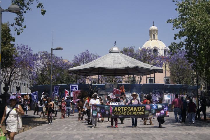 8. Desfile de Artesanos frente al kiosco de la Alameda. Foto - El Souvenir