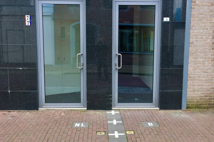 8. Doble puerta en la frontera de Baarle. Foto - taste2travel