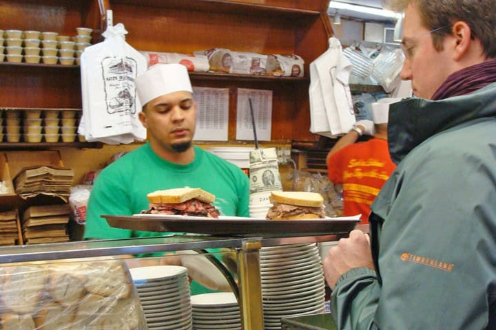 8. Persona pidiendo un sándwich en un deli. Foto - Nueva York