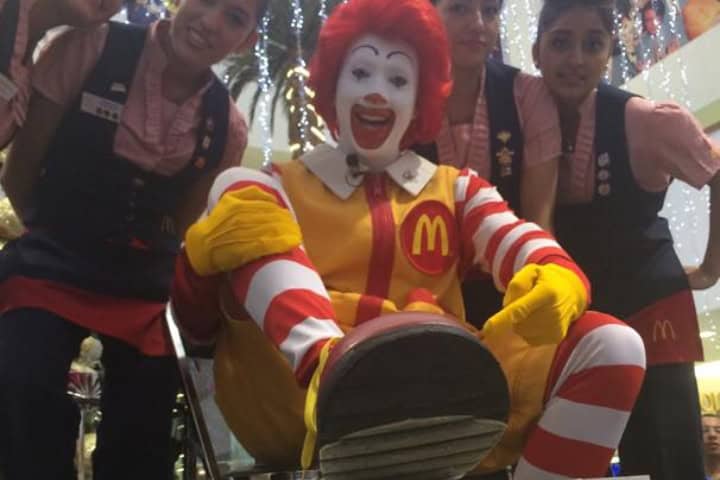 9. Ronald McDonald dejando su huella en Plaza de las Estrellas, 2015. Foto - McDonald's (Facebook)