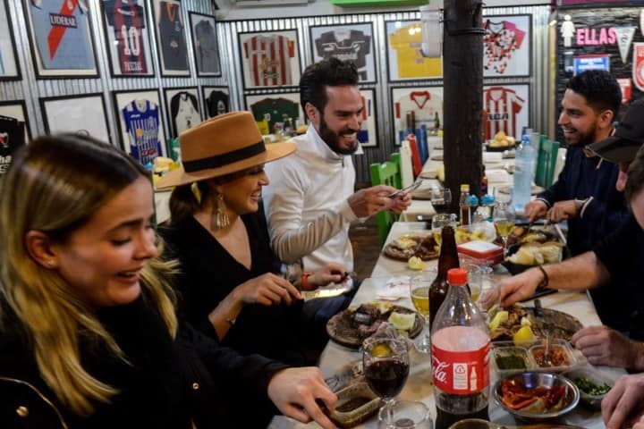 9. Gente disfrutando de su comida en la Parrilla el Tano. Foto - Clarin.com