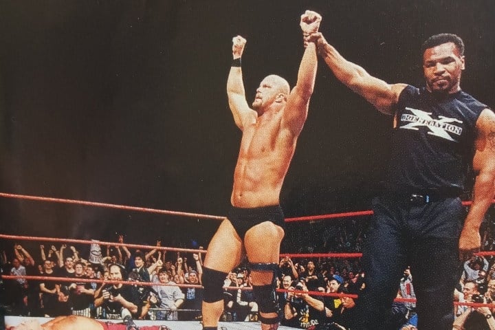 9. (De izquierda a derecha) Stone Cold Steve Austin y Mike Tyson en WrestleMania, 1998. Foto - @WrestlingIsKing (X)