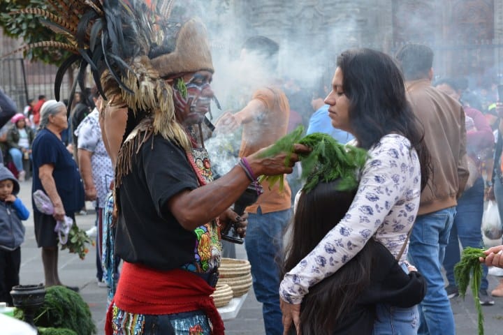 9. Mujer recibiendo limpia. Foto - LANZBC Young Professionals Network (Facebook)