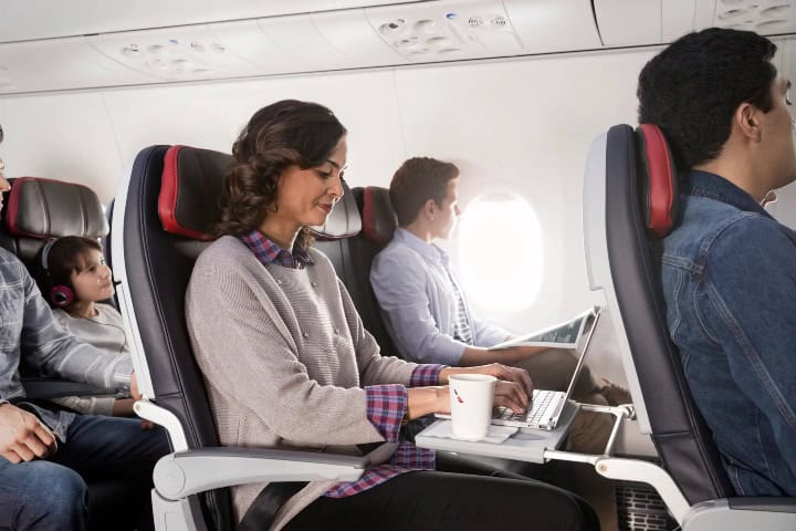 5. Mujer usando laptop a bordo de American Airlines. Foto - American Airlines - Entretenimiento a bordo