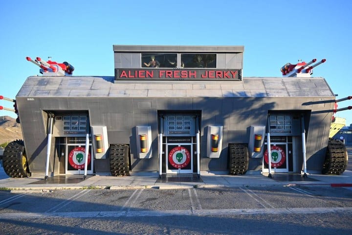 1.Fachada de la tienda de Alien Fresh Jerky, ubicada en medio del desierto de Mojave. Foto - Alamy