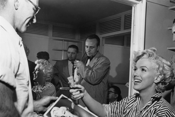 1. Marilyn Monroe firmando autógrafo. Foto - San Francisco Art Exchange