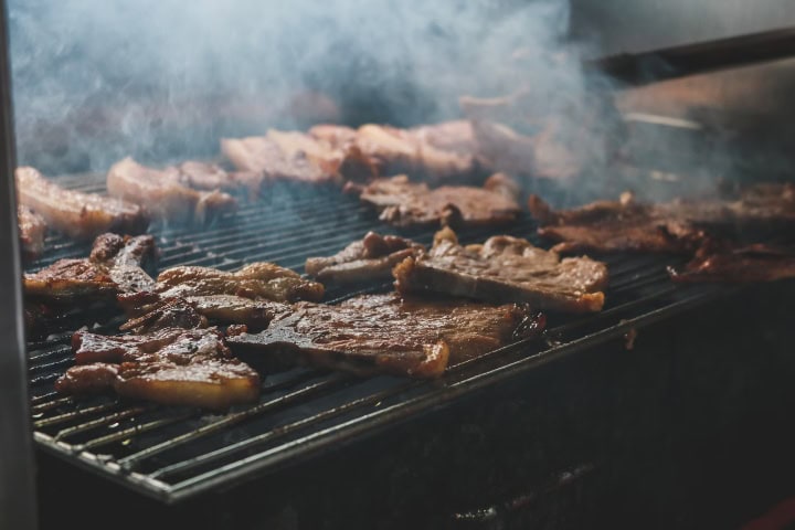 1. Carne a la parrilla. Foto - Thu Nguyen (Unsplash)