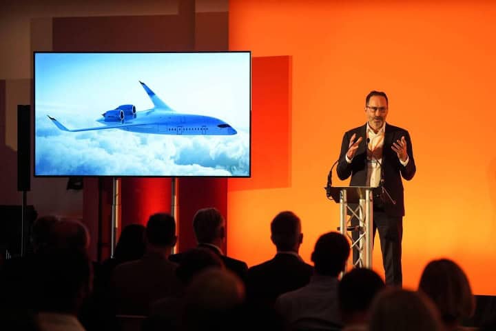 1. Tom O'Leary, cofundador y director ejecutivo de JetZero, habla durante un evento sobre sostenibilidad. Foto - Alamy