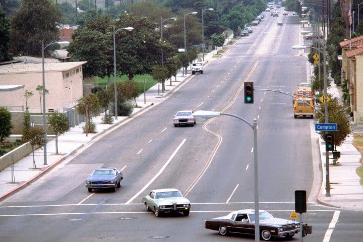 1. Vehículos giran hacia la avenida Compton, 1983. Foto - Getty Images