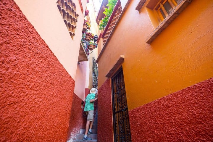 1. Viajero solo en el Callejón del Beso en Guanajuato. Foto - Alamy