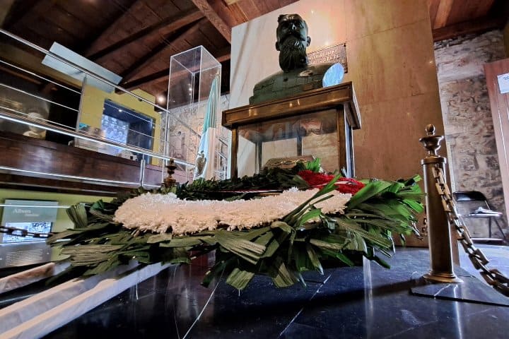 1. Busto y urna de Venustiano Carranza en Xicotepec, con corona de flores, 2025. Foto - Nelly Castillo