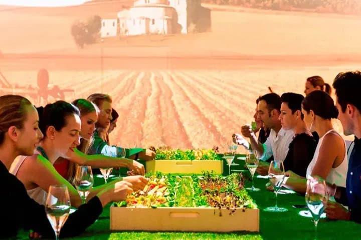 1. Comensales comiendo en Sublimotion. Foto – AD España