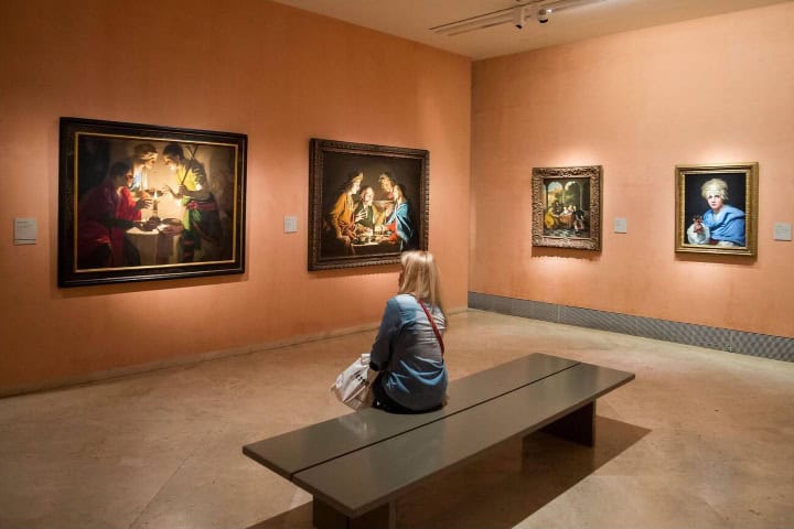 1. Mujer sentada en el Museo Nacional Thyssen-Bornemisza en Madrid. Foto - Alamy