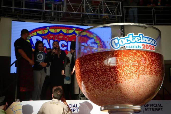 1. El Cóctel de Camarón más Grande del Mundo, en Mazatlán, 2023. Foto - Periódico Noroeste