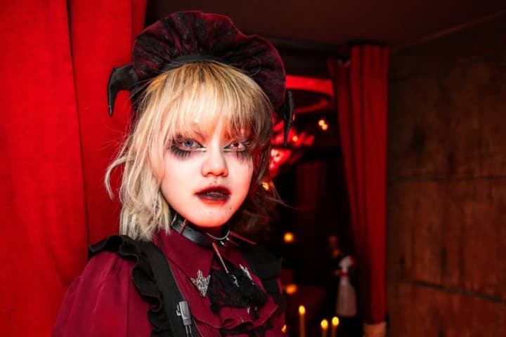 1. Mesera vampiro en Vampire Café. Foto - @jonathanramael (Instagram)