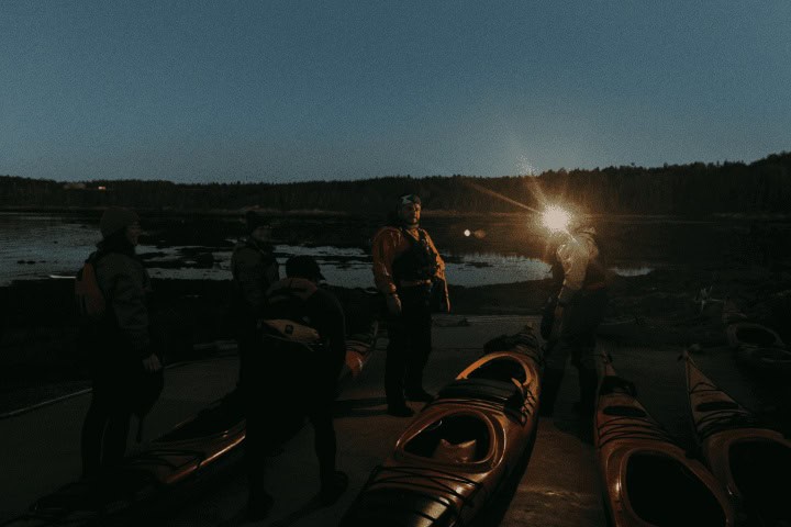 10. Preparación de paseo nocturno en kayak. Foto - Vacances Innubliables Venez vivre Essipit