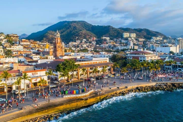 10. Malecón de Puerto Vallarta. Foto - Renta De Yates Narzea