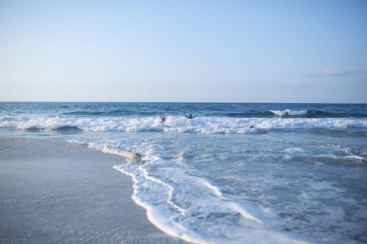 10. Viajeros en playa de la Riviera Nayarit. Foto - Alamy