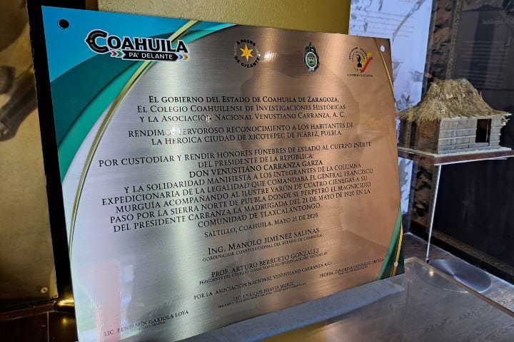 10. Placa conmemorativa del 105 Aniversario Luctuoso de Venustiano Carranza, dada por el estado de Coahulia, 2025. Foto - Nelly Castillo