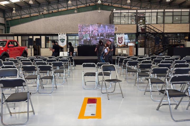 10. Preparación del aeródromo para una plática. Foto - Aldo Mendoza