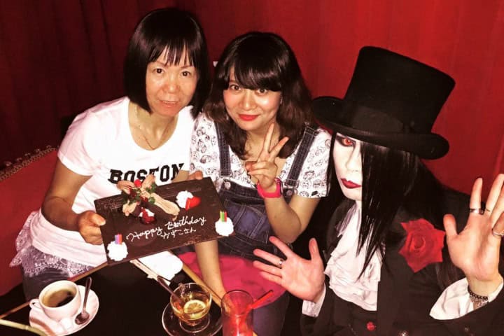 10. Conde Rose con los visitantes. Foto - VAMPIRE CAFE (Facebook)