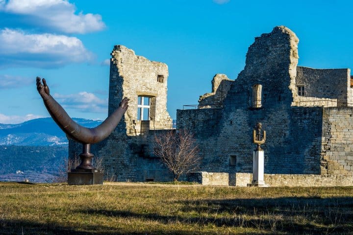 10. Exterior del Castillo del Marqués de Sade. Foto - Alamy