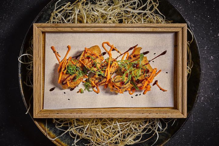 10. Muslo de pollo deshuesado con soja dulce y sésamo servido en Taiko. Foto - Taiko (Facebook)