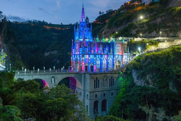 10. El Santuario de las Lajas iluminado. Foto - Alamy