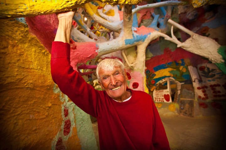 11. Leonard Knight dentro de su Montaña de la Salvación. Foto - Alamy
